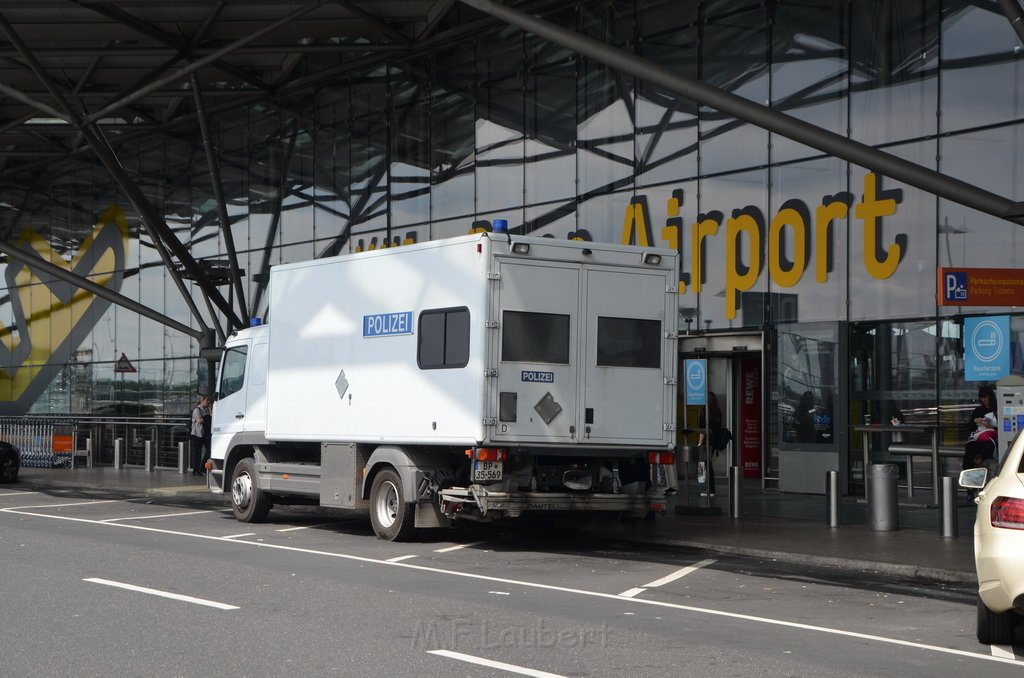 Verdaechtige Koffer Koeln Bonn Airport Koeln Porz  P13.JPG - Miklos Laubert